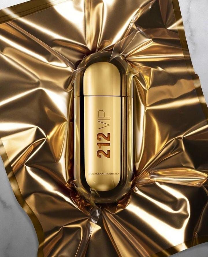 Carolina Herrera 212 VIP Eau de Parfum for Women – Glamorous, Party-Ready Luxury Scent (2.7 oz / 80ml)